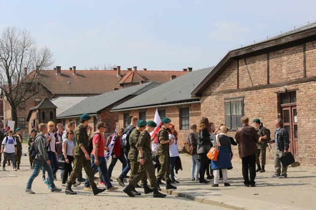 Młodzi uczestnicy Marszu Żywych w Auschwitz I