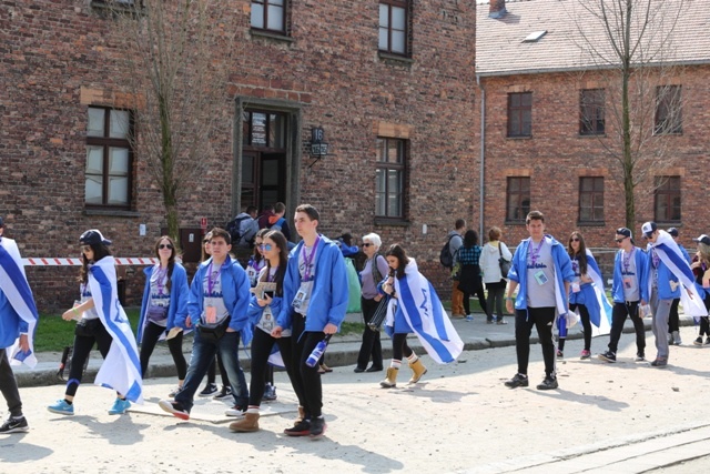 Młodzi uczestnicy Marszu Żywych w Auschwitz I