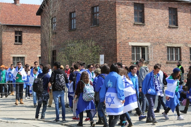 Młodzi uczestnicy Marszu Żywych w Auschwitz I