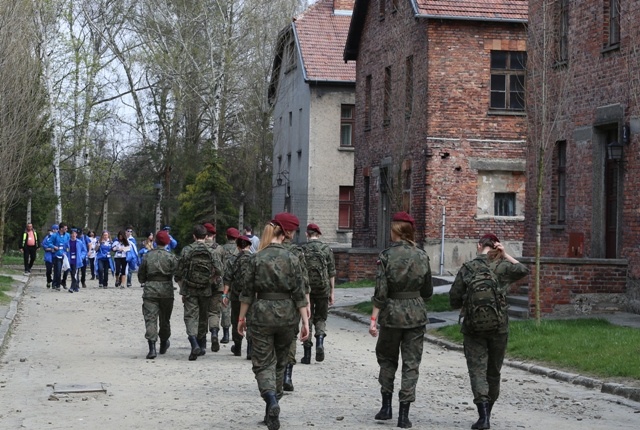 Młodzi uczestnicy Marszu Żywych w Auschwitz I