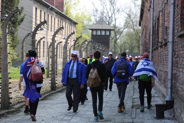 Młodzi uczestnicy Marszu Żywych w Auschwitz I