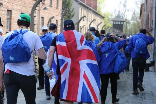 Młodzi uczestnicy Marszu Żywych w Auschwitz I