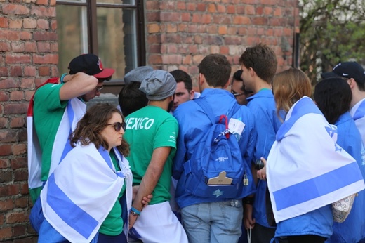 Młodzi uczestnicy Marszu Żywych w Auschwitz I