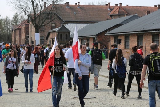 Młodzi uczestnicy Marszu Żywych w Auschwitz I
