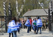 Młodzi uczestnicy Marszu Żywych w Auschwitz I