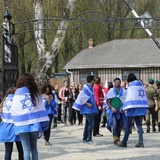 Młodzi uczestnicy Marszu Żywych w Auschwitz I