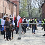 Młodzi uczestnicy Marszu Żywych w Auschwitz I