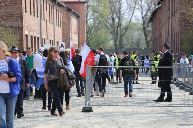 Młodzi uczestnicy Marszu Żywych w Auschwitz I