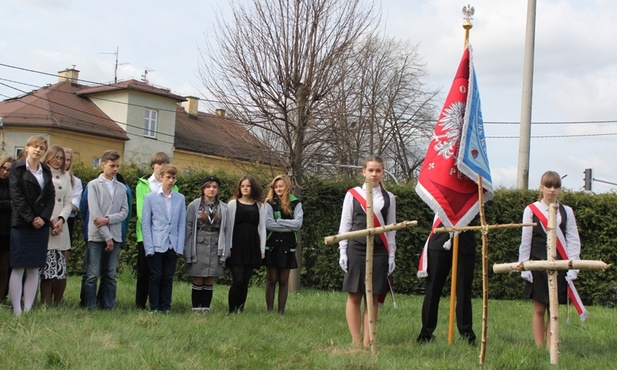 Uczniowie przygotowali obchody przy katyńskim "Dębie Pamięci", na które zaprosili także lokalną społeczność