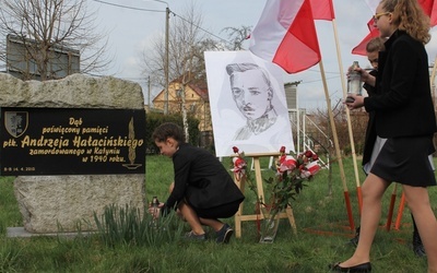 Przy obelisku pamięci płk. Andrzeja Hałacińskiego, w pobliżu rosnącego dębu, gimnazjaliści złożyli kwiaty i zapalili znicze