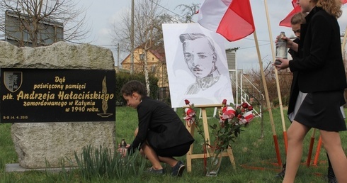 Przy obelisku pamięci płk. Andrzeja Hałacińskiego, w pobliżu rosnącego dębu, gimnazjaliści złożyli kwiaty i zapalili znicze