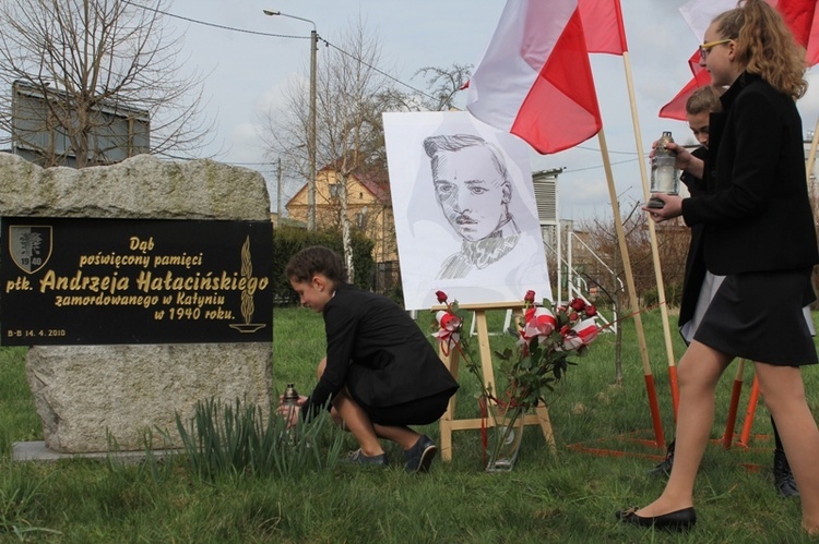 Przy obelisku pamięci płk. Andrzeja Hałacińskiego, w pobliżu rosnącego dębu, gimnazjaliści złożyli kwiaty i zapalili znicze