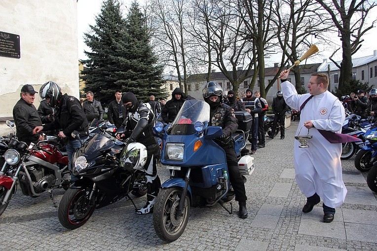 Ks. Łukasz Śliwiński święci motocykle