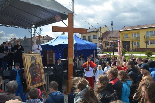 Młodych zgroimadził krzyż i maryjna ikona