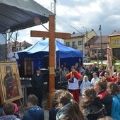 Młodych zgroimadził krzyż i maryjna ikona