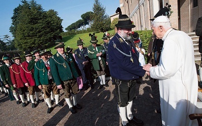  16.04.2015. Watykan. Papież senior Benedykt XVI obchodził swoje 88. urodziny razem z przyjaciółmi i bliskimi z rodzinnej Bawarii.  Obecny był m.in. jego brat, ks. Georg Ratzinger (91 lat). 