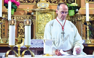  Marek Puczka ma 58 lat, ale wciąż troszczy się o piękno liturgii, a przecież nie jest księdzem, nie jest kościelnym, tylko kierownikiem pociągu 