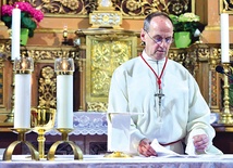  Marek Puczka ma 58 lat, ale wciąż troszczy się o piękno liturgii, a przecież nie jest księdzem, nie jest kościelnym, tylko kierownikiem pociągu 