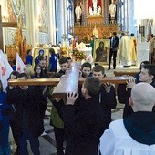  Krzyż i ikonę Matki Bożej do samochodu-kaplicy odprowadzają reprezentanci młodzieży z diecezji sandomierskiej. U nas, pod opieką Duszpasterstwa Akademickiego, zostają ich kopie