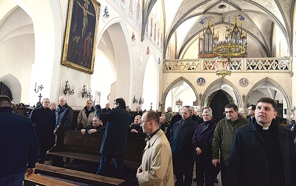  Uczestnicy zjazdu zwiedzają kościół farny pw. św. Jana w Radomiu. Czwarty z prawej – bp Jan Kopiec, pierwszy z prawej – ks. Rafał Piekarski