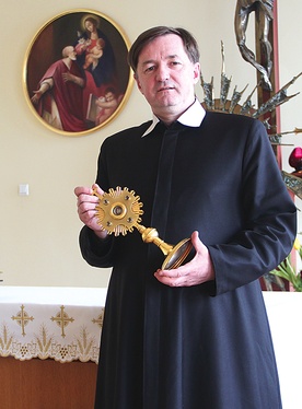  Ks. Mirosław Prasek z relikwiami św. Filipa Neri 