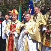 Ks. Józef Żyłka (z prawej  obok bp. Rudolfa Pierskały) uruchamia pilotem mechanizm dzwonów