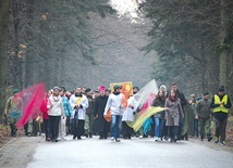 Procesja z krzyżem i maryjną ikoną do sanktuarium Krzyża Świętego