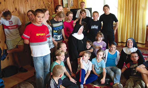  Franciszkanki z podopiecznymi z ośrodka wychowawczego