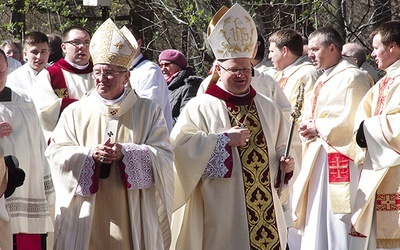 Po Eucharystii w uroczystej procesji przeniesiono relikwie świętego do znajdującej się na wzgórzu  XVI-wiecznej kaplicy. Według tradycji, ciało św. Wojciecha oczekiwało tu na przygotowanie grobu w Gnieźnie