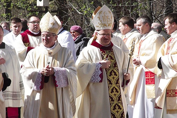 Po Eucharystii w uroczystej procesji przeniesiono relikwie świętego do znajdującej się na wzgórzu  XVI-wiecznej kaplicy. Według tradycji, ciało św. Wojciecha oczekiwało tu na przygotowanie grobu w Gnieźnie