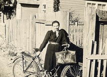 Jest rok 1944. Danuta Siedzikówna stoi przed budynkiem szkoły w Narewce