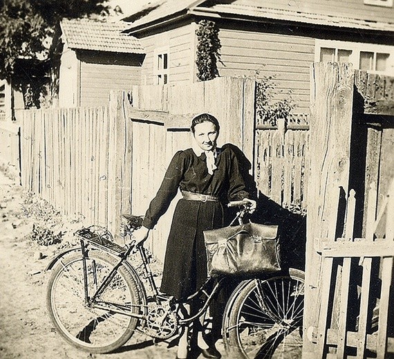  Jest rok 1944. Danuta Siedzikówna stoi przed budynkiem szkoły w Narewce