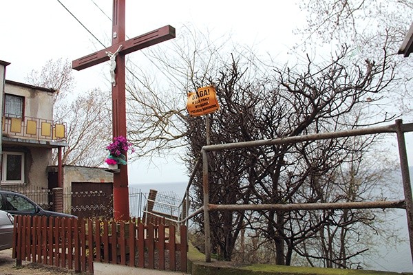 Domy na osiedlu stoją bezpośrednio na skraju urwiska