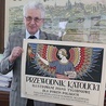 Piotr Dymmel, dyrektor lubelskiego archiwum, pokazuje jeden z przedwojennych plakatów