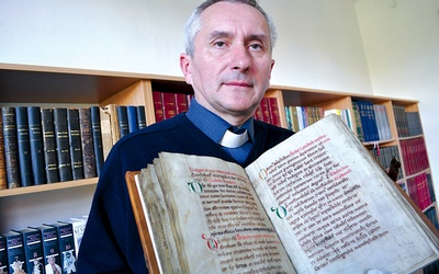 Ks. Dariusz Majewski, dyrektor Archiwum Diecezjalnego, z odzyskanym po 75 latach z Niemiec XII-wiecznym Pontyfikałem Płockim 