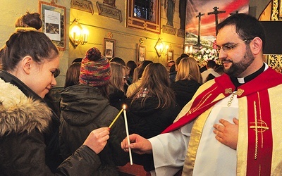 Podczas nabożeństwa dzielono się światłem