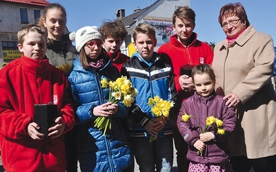  Sarbinowo, 19 kwietnia: Miejscowe Szkolne Koło Caritas rozprowadziło w tym roku 150 żonkili 