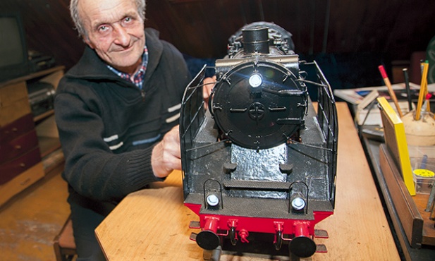 Pan Stefan robi parowozy od ćwierćwiecza. Najnowszy model, niemiecki Br 50 w skali 1:15, tworzy razem z synem Irkiem