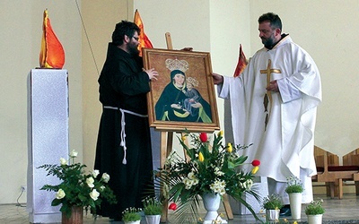 Na początek obraz gościł  w kościele franciszkanów. Na zdjęciu  (od lewej) br. Ananiel Białek OFM  i gwardian o. Teofil Lukas OFM 