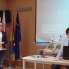  Julia Kuzber i Szymon Celejewski z nagrodzoną prezentacją