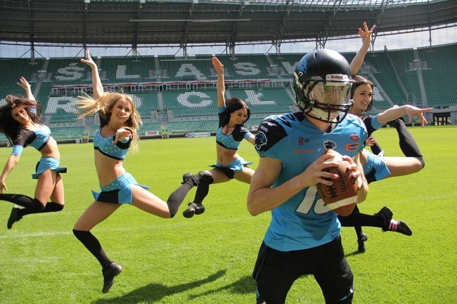 Pokaz futbolu amerykańskiego i cheerleaderek