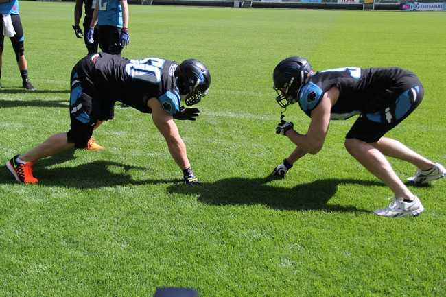 Pokaz futbolu amerykańskiego i cheerleaderek