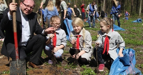 Przy sadzeniu dębów ks. Jackowi Wieczorkowi, dyrektorowi Radia Plus Radom, dzielnie pomagały Zuzia, Maja i Ola z 18. Radomskiego Szczepu Drużyn Harcerskich i Gromad Zuchowych im. Orląt Lwowskich Radom-Firlej