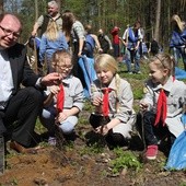 Przy sadzeniu dębów ks. Jackowi Wieczorkowi, dyrektorowi Radia Plus Radom, dzielnie pomagały Zuzia, Maja i Ola z 18. Radomskiego Szczepu Drużyn Harcerskich i Gromad Zuchowych im. Orląt Lwowskich Radom-Firlej