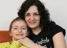 Armine Ożga-Margaryan z córką Emilką