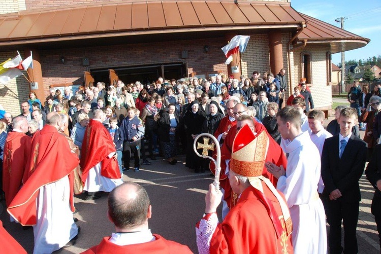 Krzyż i ikona peregrynują 