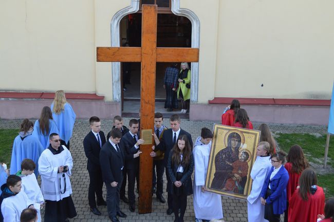 Krzyż i ikona peregrynują 