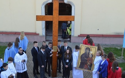 Wpatrzeni w krzyż i maryjną ikonę