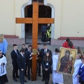 Wpatrzeni w krzyż i maryjną ikonę