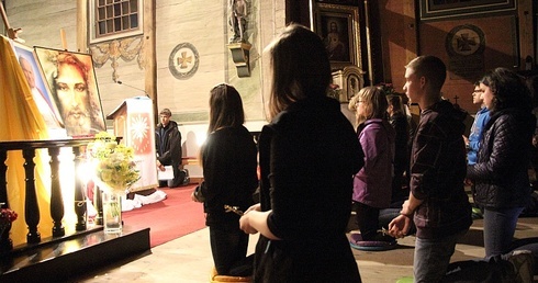 Modlitewne czuwanie młodzieży w kościele w Kurdwanowie